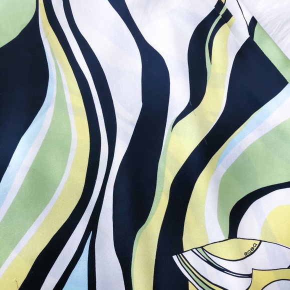 Bebe small v neck short sleeve tropical flower detail dress - Picture 4 of 7